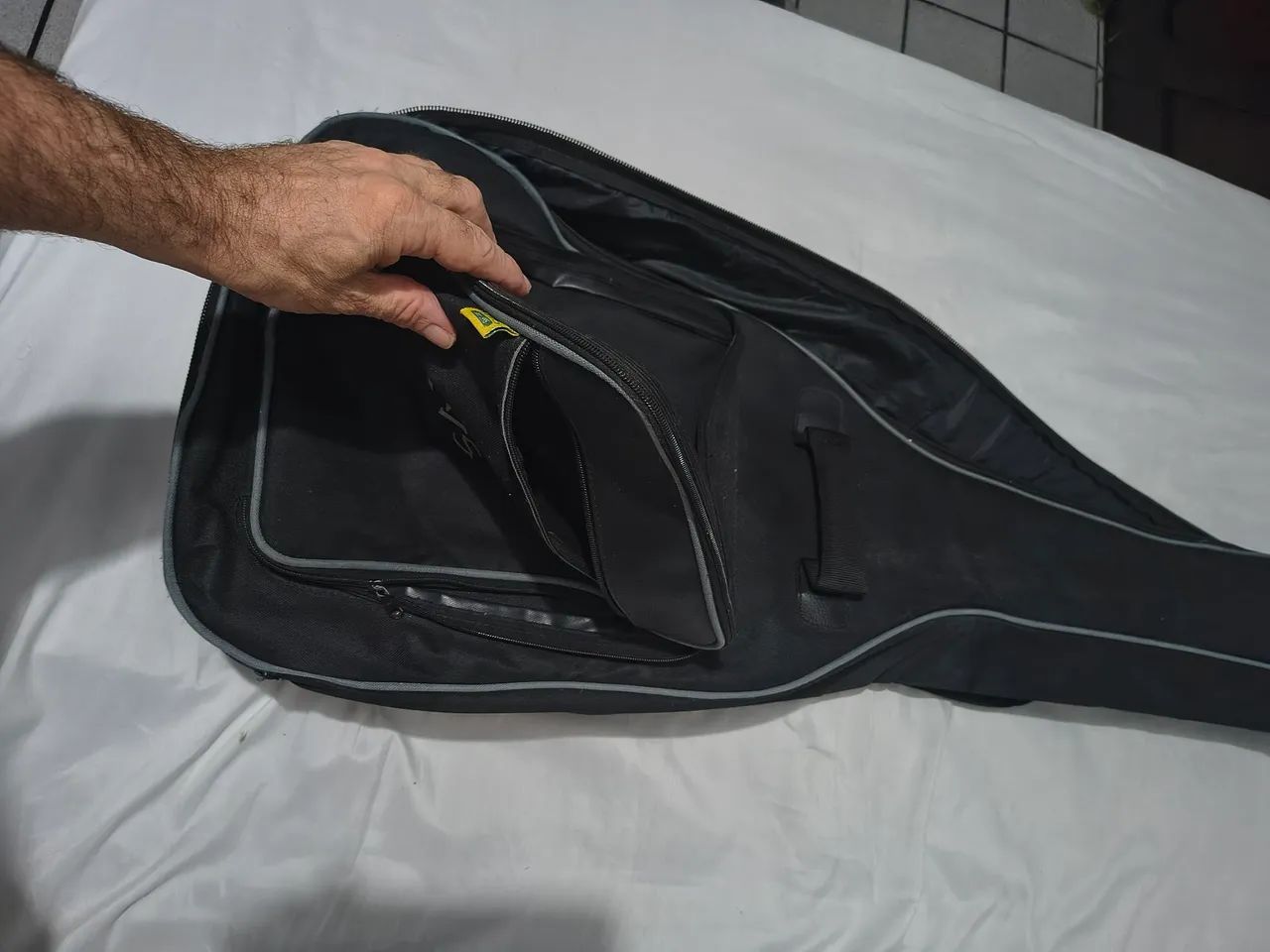 Capa de violão alcochoada.