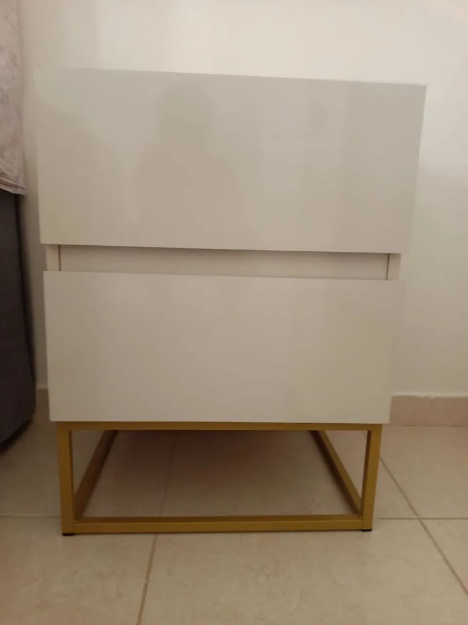 DUAS Mesinhas de cabeceira 200,00