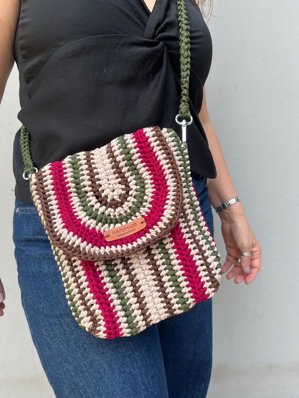 bolsa de crochê colorida feita a mão