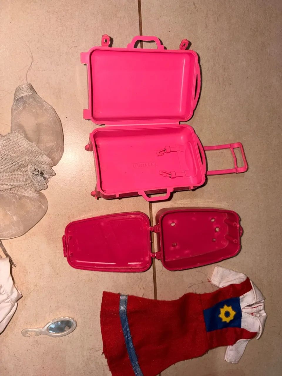 Lote de roupas, sapatos e acessórios da Barbie vintage - Foto 4