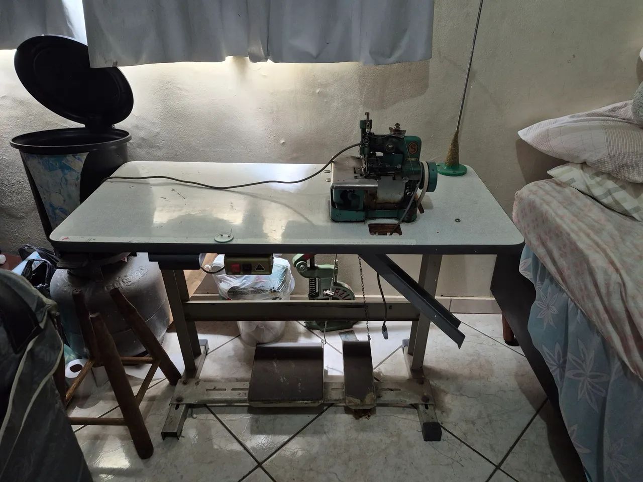 Overlock singer com mesa - Foto 4