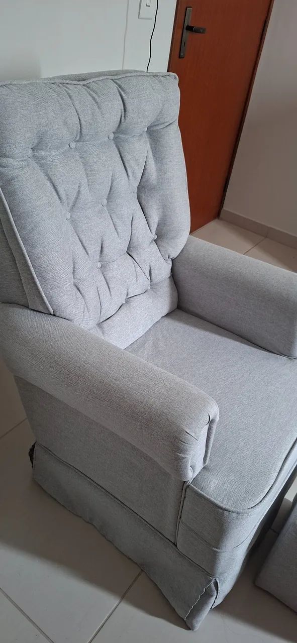 Poltrona de amamentação Eloá com balanço e puff linho cinza - Foto 3