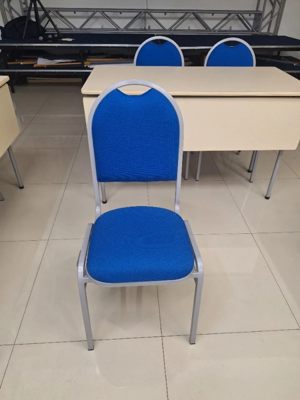 cadeiras e mesas para auditorio