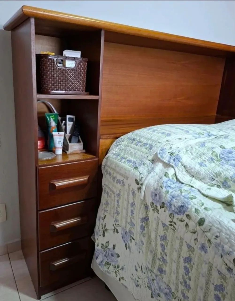 Vendo Cabeceira de cama, com baú e com mesa de cabeceira - Foto 2