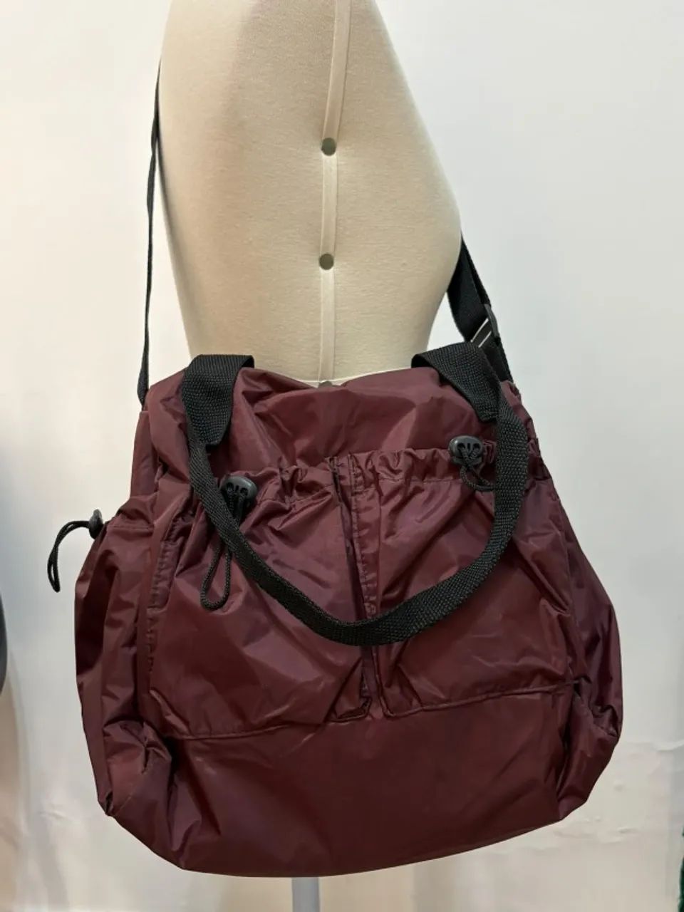 Bolsa carteiro em tecido impermeável na cor vinho