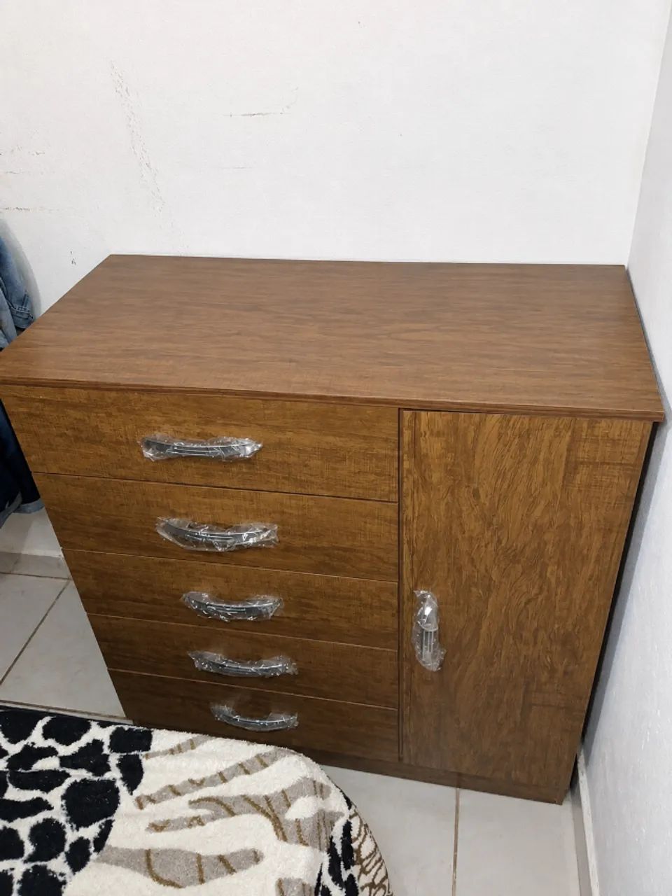 Cama Auxiliar de solteiro e cômoda com sapateira e 5 gavetas