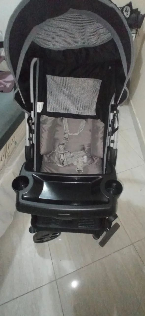 Vendo carrinho bebê com bebê conforto.