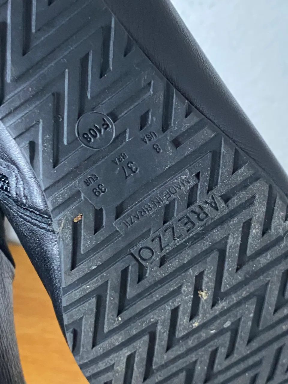 Bota Arezzo n-37  , com uma leve avaria - Foto 2