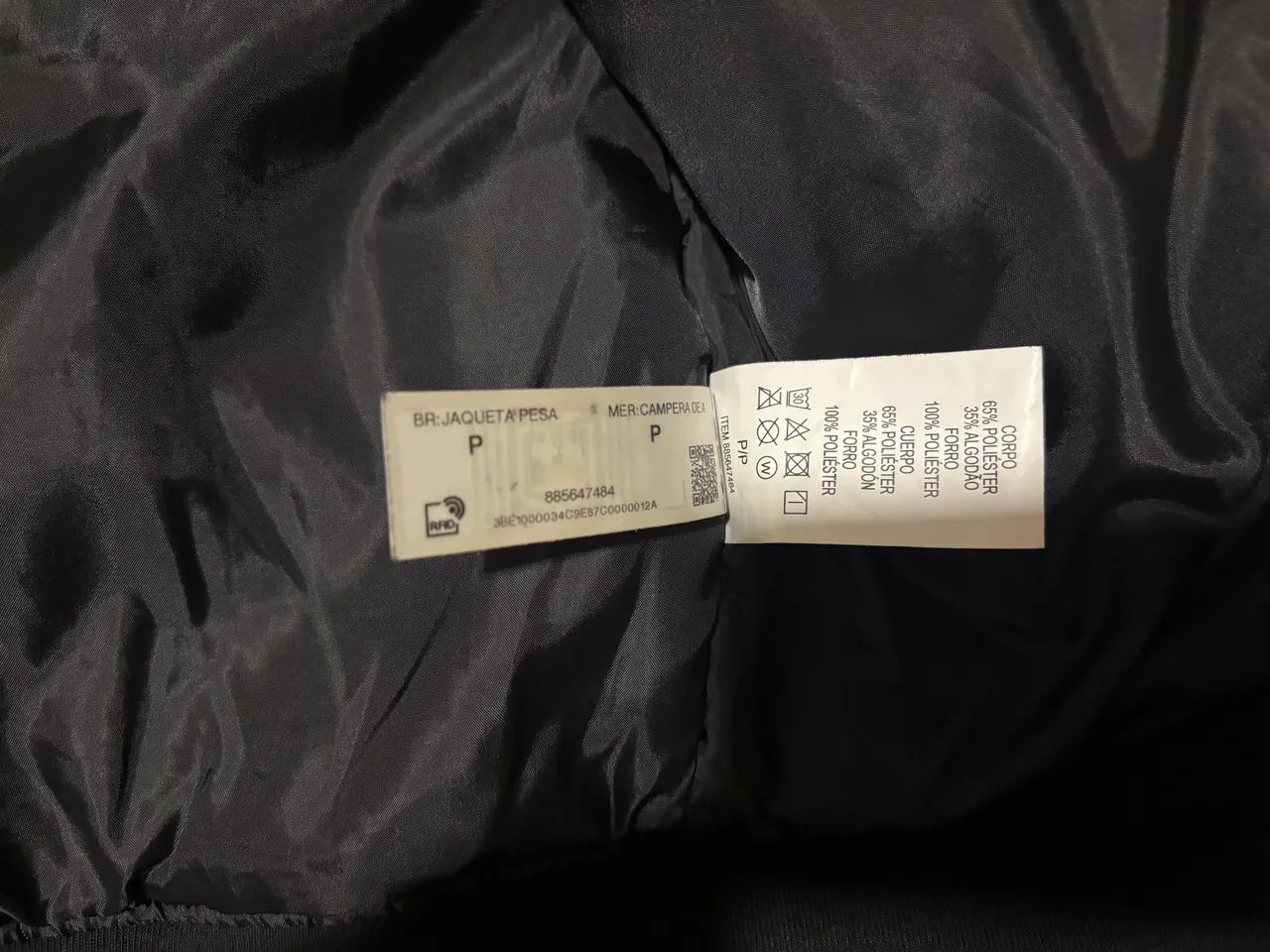 Jaqueta de nylon nova, preta, sem manchas e detalhes. Tem espessa