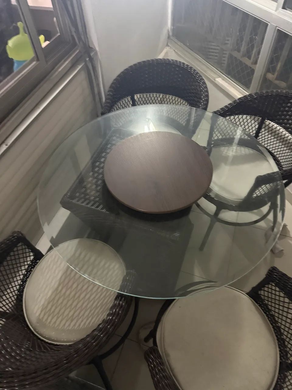 Mesa com tampo de vidro + 4 cadeiras - Excelente estado