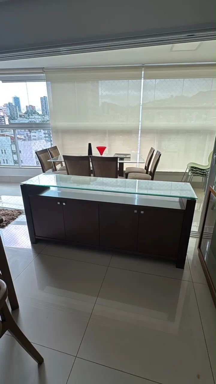 Mesa de 6 cadeira e bifes 