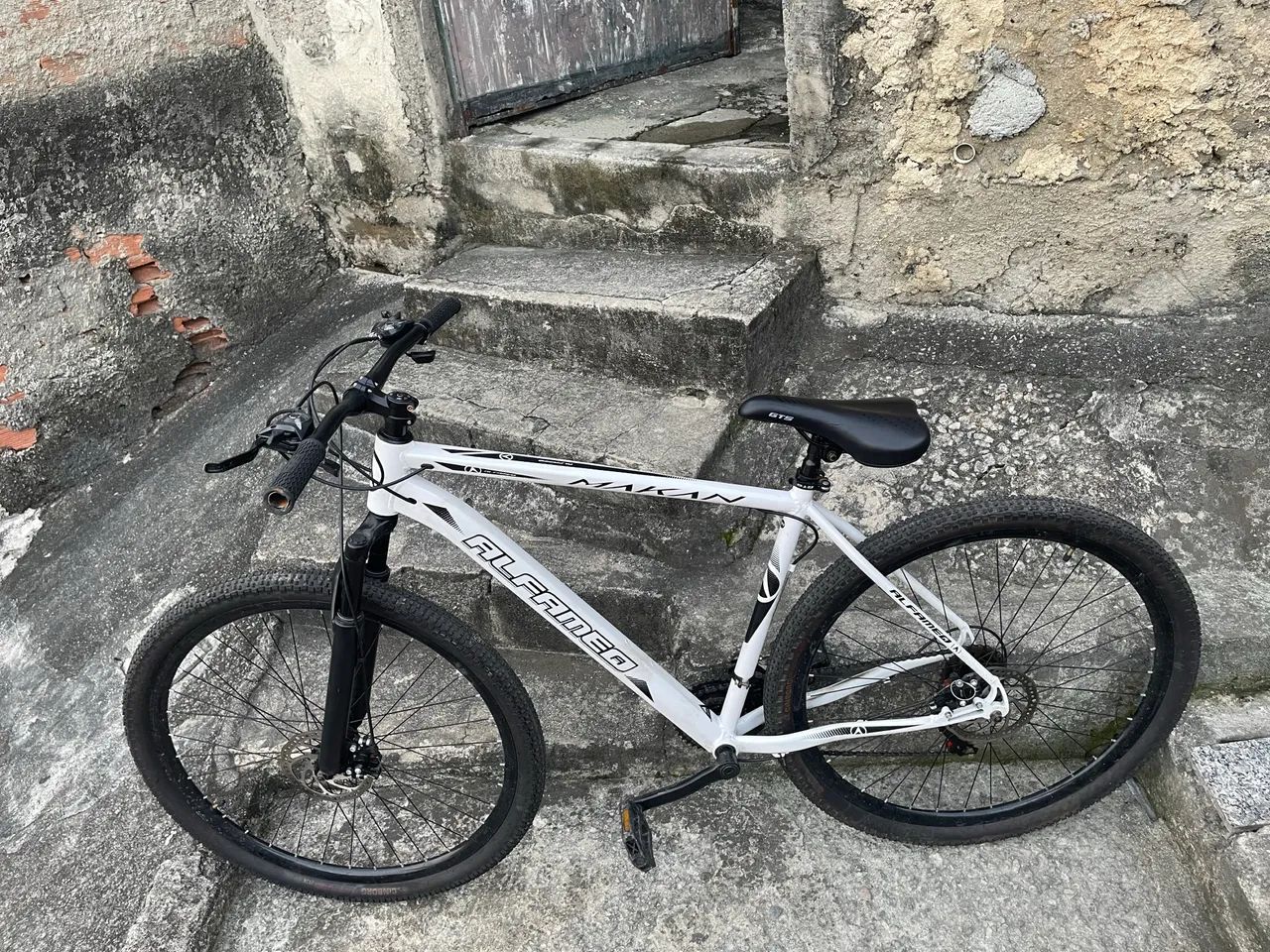 Bicicleta nova, a venda 