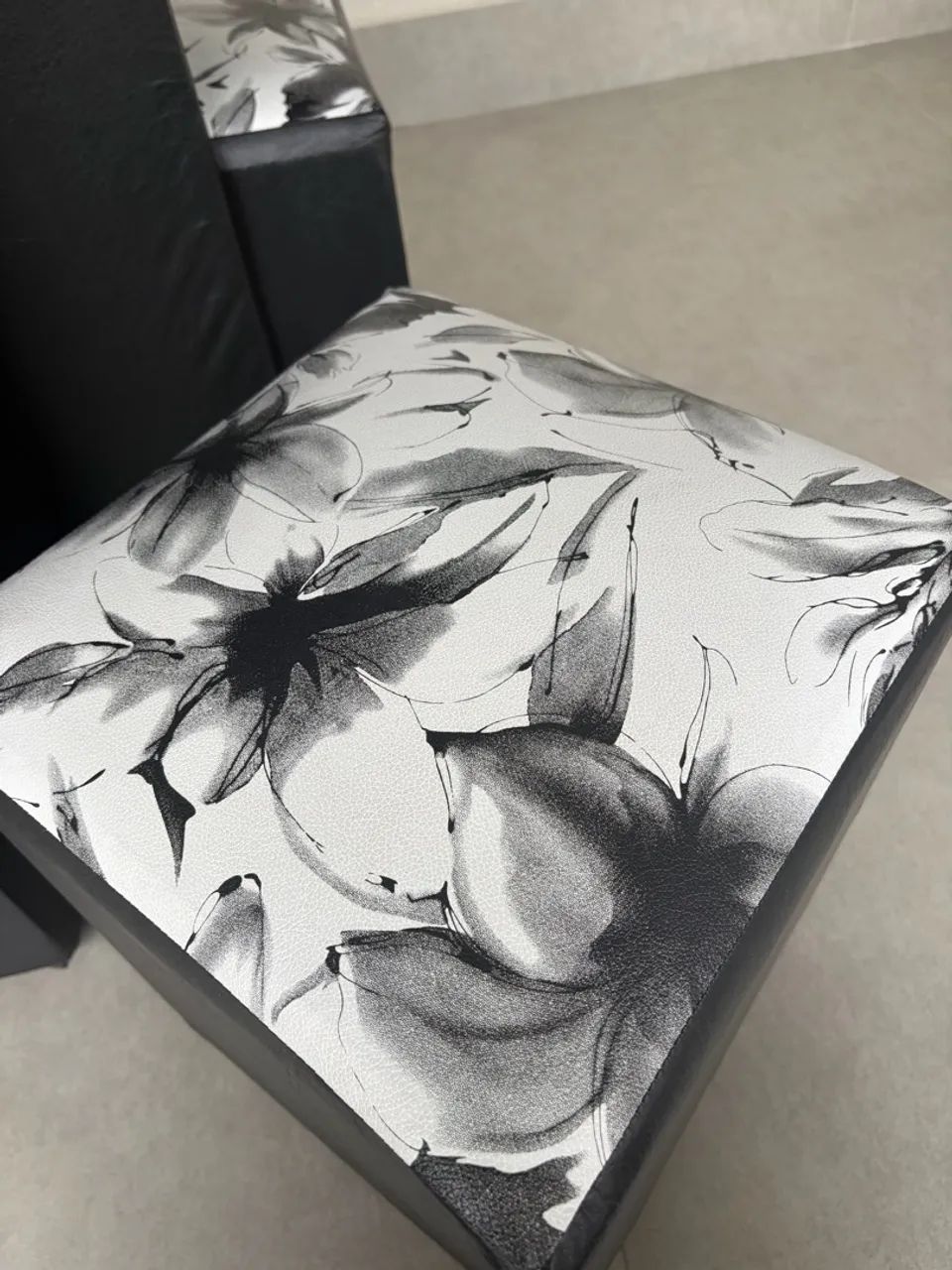 Mesa preta 70X70 com 4 bancos  - Foto 5