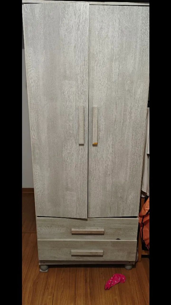 Guarda roupa de madeira usado 