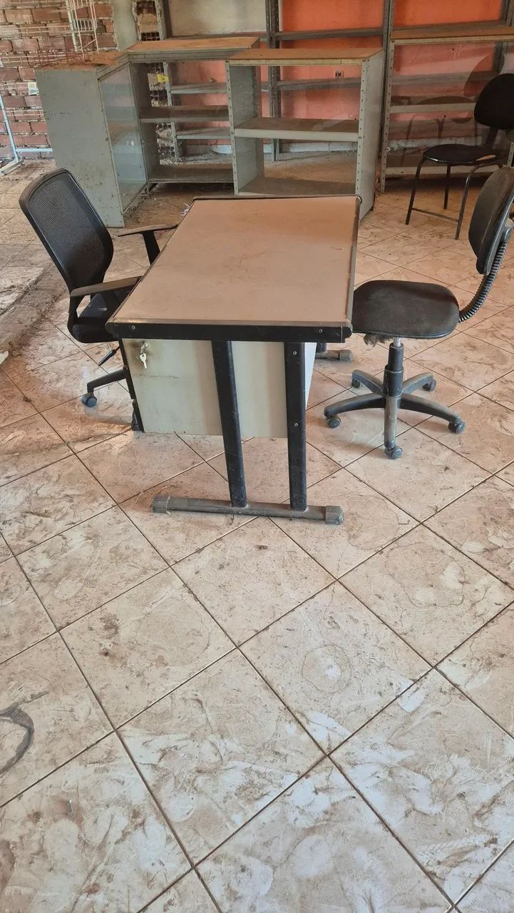 Mesa com duas cadeiras 