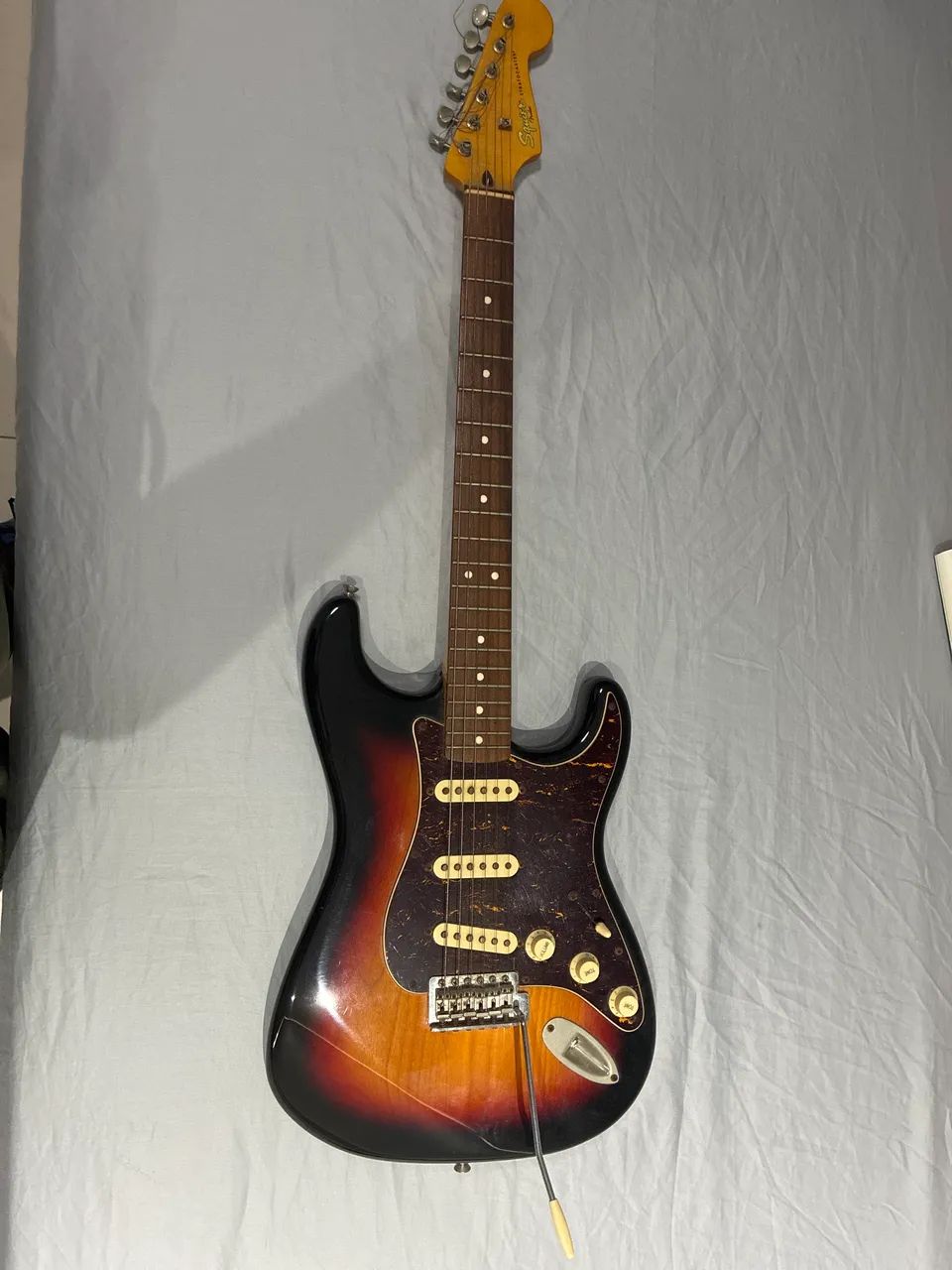 Guitarra stratocaster usada (8 anos)