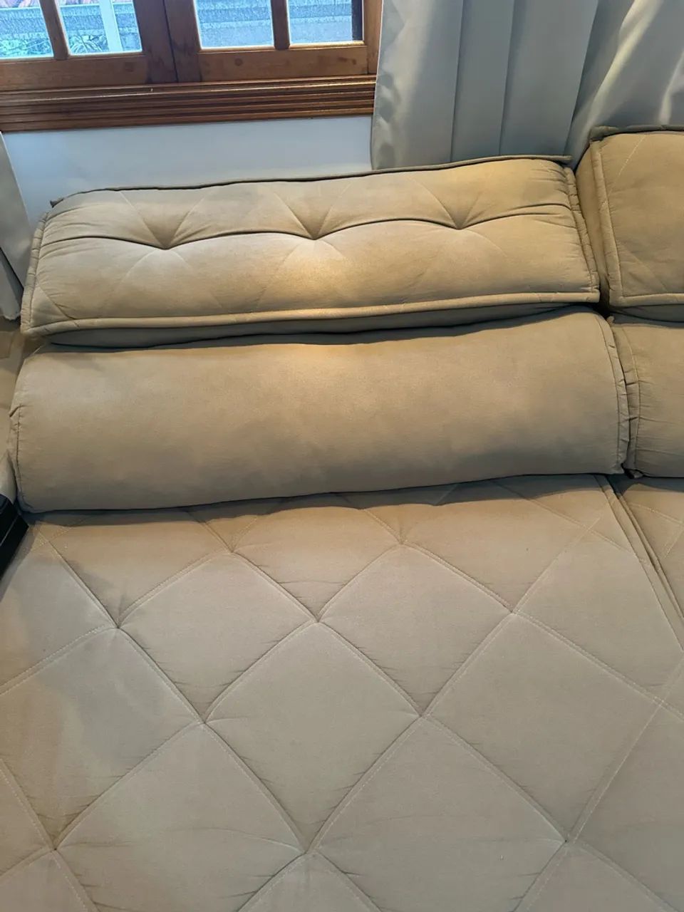 Sofá Grande Bege com Porta-Copos - R$ 900 - Foto 2