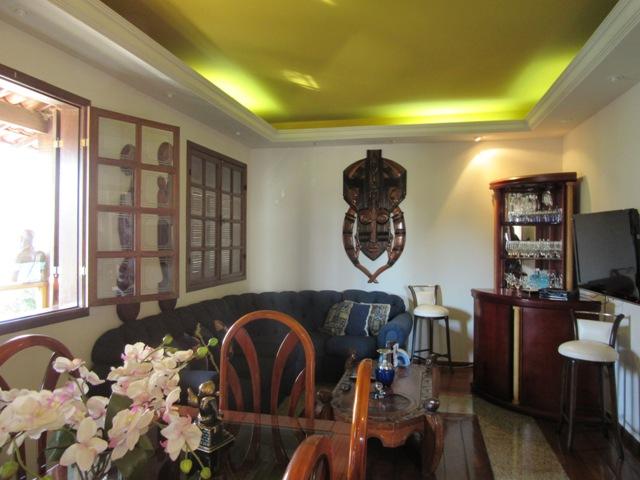 Excelente casa com 03 pavimentos!