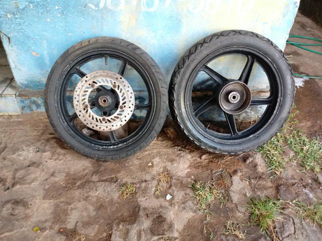Par de rodas da twister e tanque da twister também