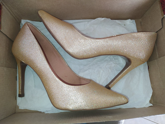 salto alto dourado com glitter