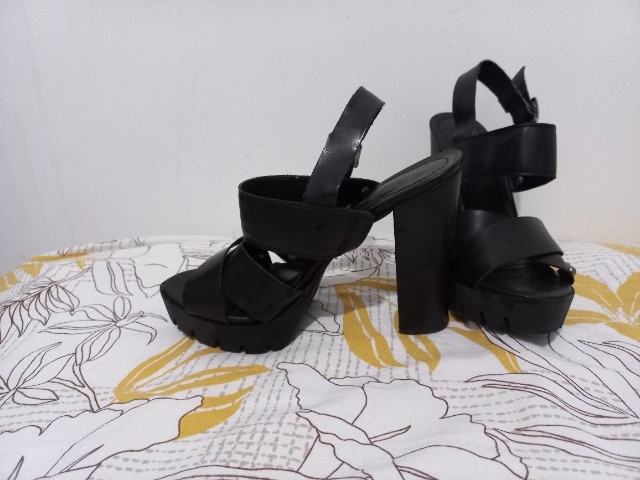 Compre Constance Sandália Tiras Preta Salto Tratorado Online