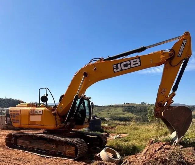 Escavadeira JCB JS220 LC ano 2019 com 4500 horas, em SP