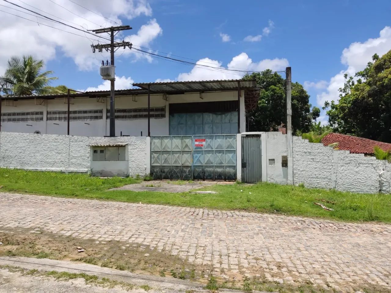 Vendese galpão plano a 150m da avenida Raúl Seixas em Dias Davila