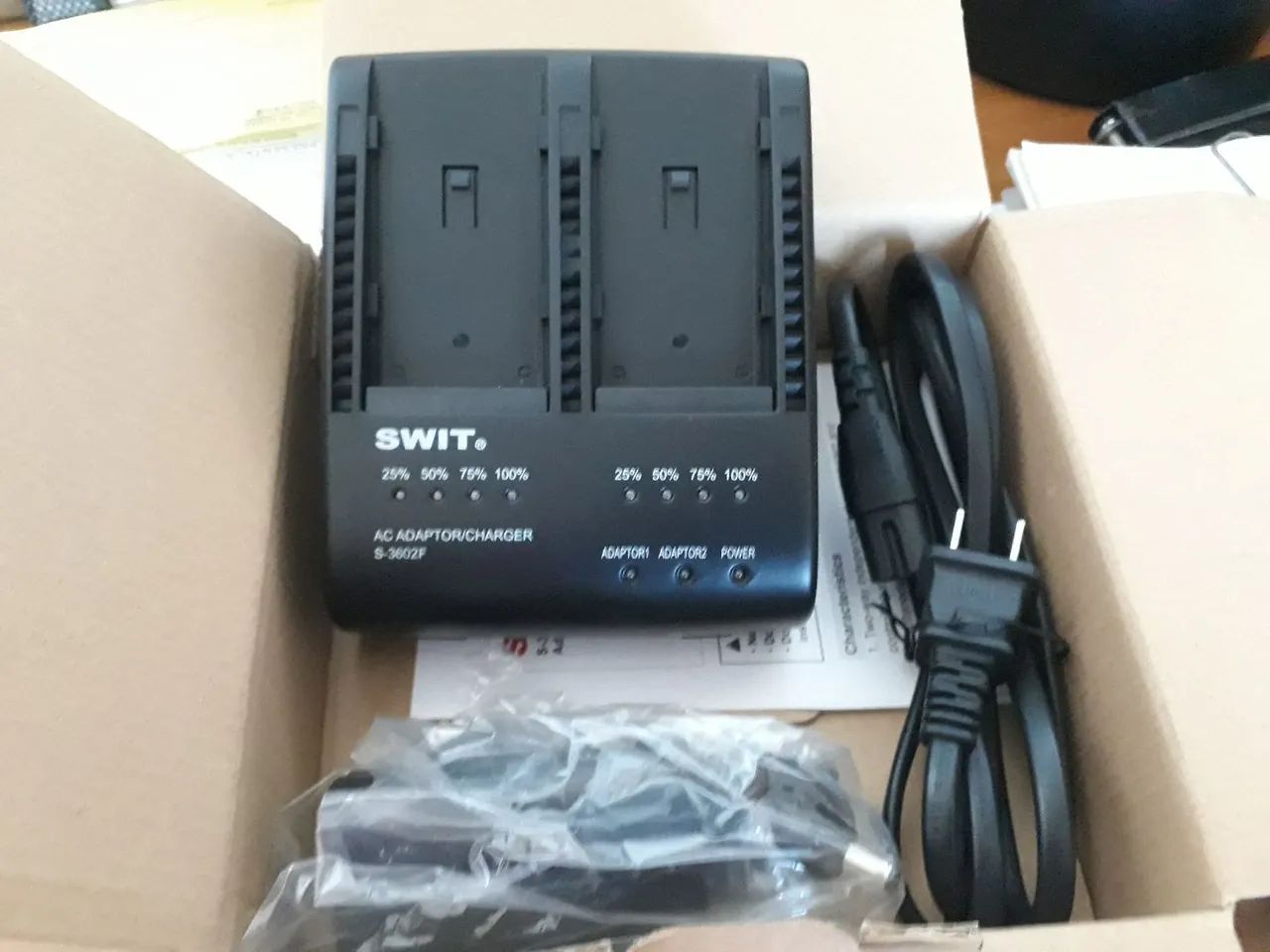 Carregador Swit p/ 2 Baterias Sony NPF  - Foto 2