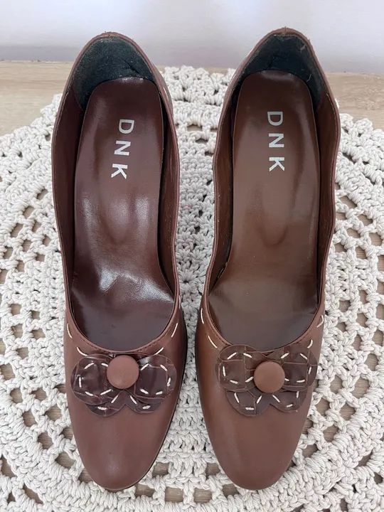 Sapatos marrom com detalhe de flor - Foto 2