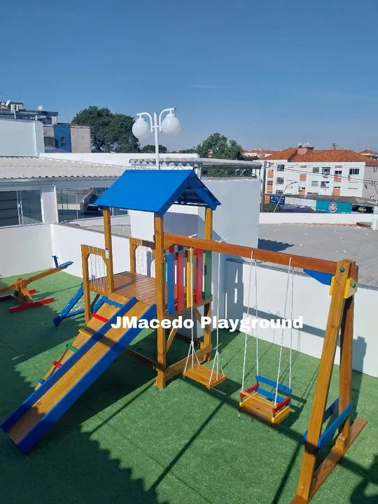 Parquinho infantil colorido balanços 