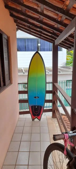 Prancha fish 6,3 impecável sem uso, com short john, leash e capa novos