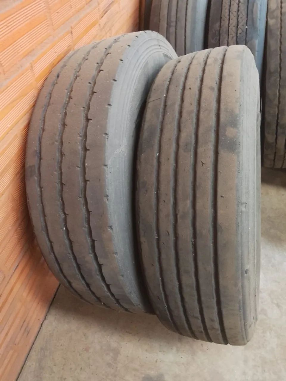 Vende-se pneus 295 usados  - Foto 5