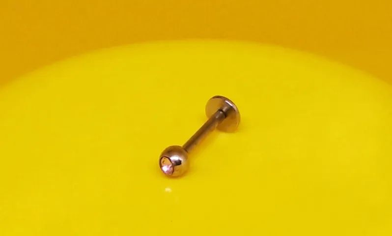 Piercing Labret para Sobrancelha - Esfera com Pedra Rosa Brilhante (Base Reta)
