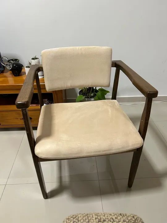 Poltrona de madeira com estofado bege