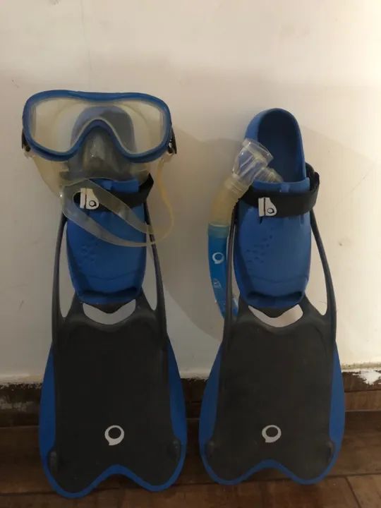 Par de nadadeiras e máscara para mergulho