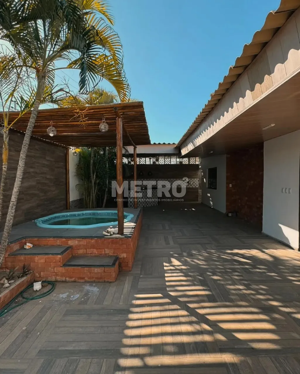 Casa Caminho do Sol, Três quartos, sendo dois suítes, uma com closet