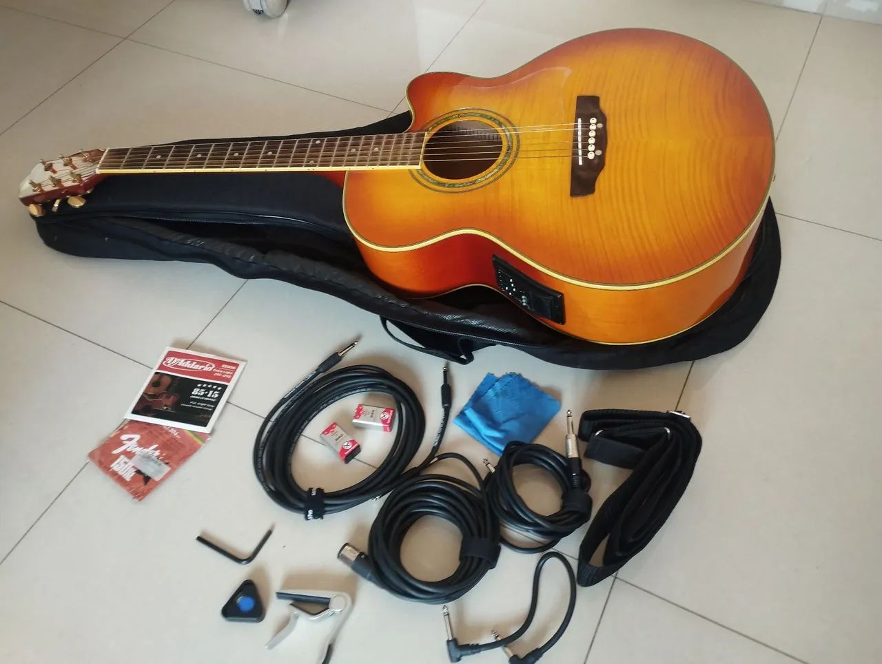 Violão elétrico mais acessórios