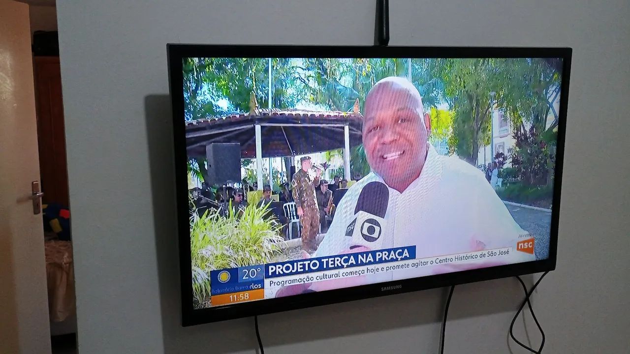 Vendo TV 32" LED + play 3 super slin com jogos  - Foto 3