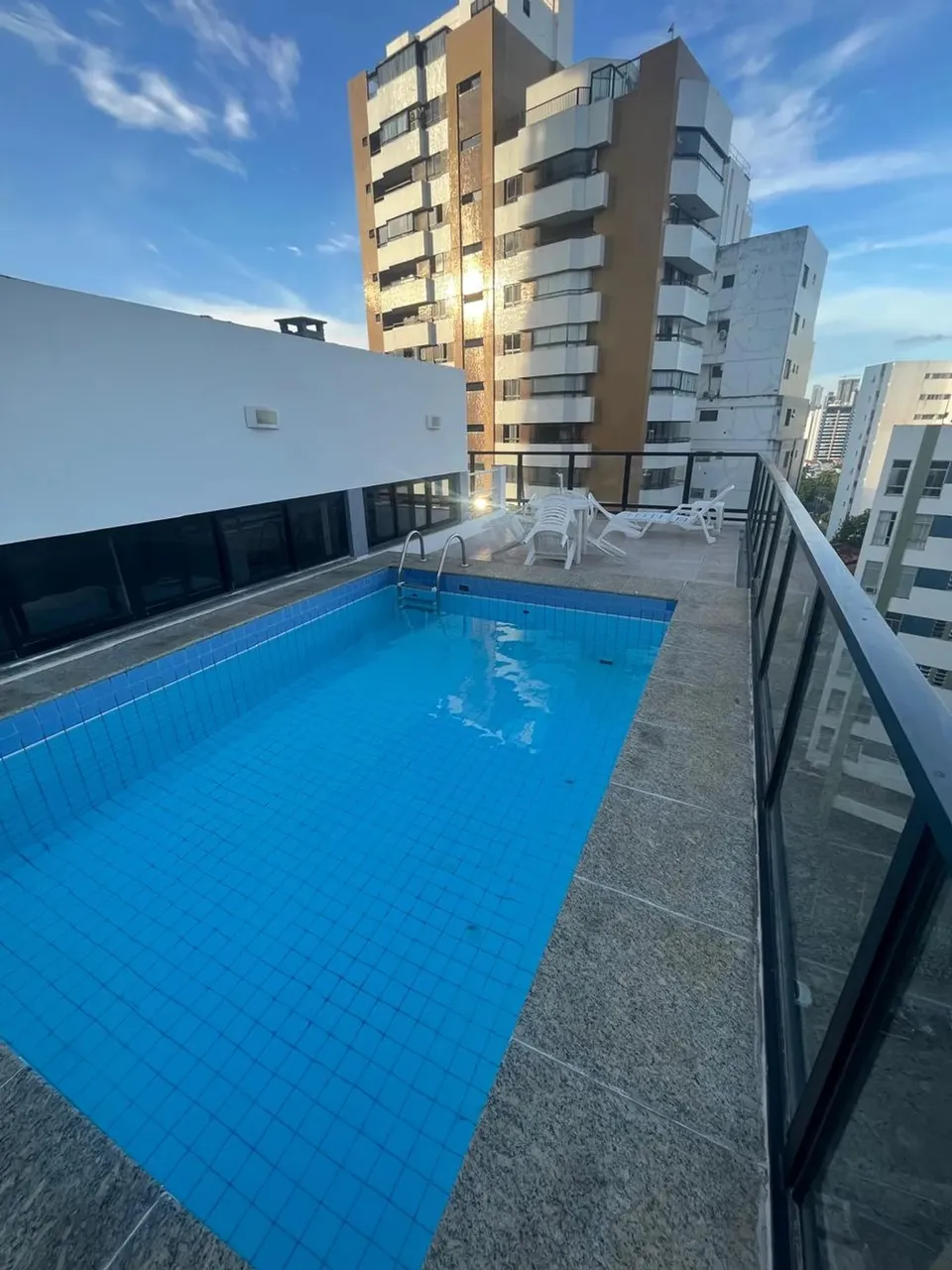 Apto 1/4 com piscina - Excelente localização