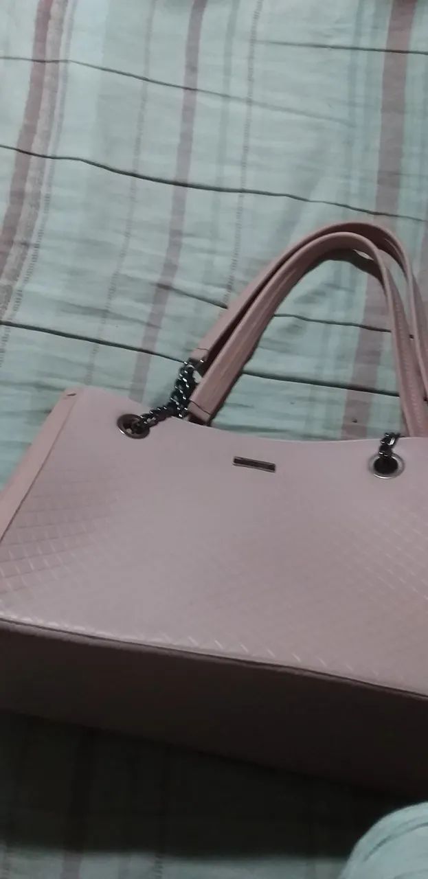 Bolsa de Ombro Rosa com Detalhes em Corrente