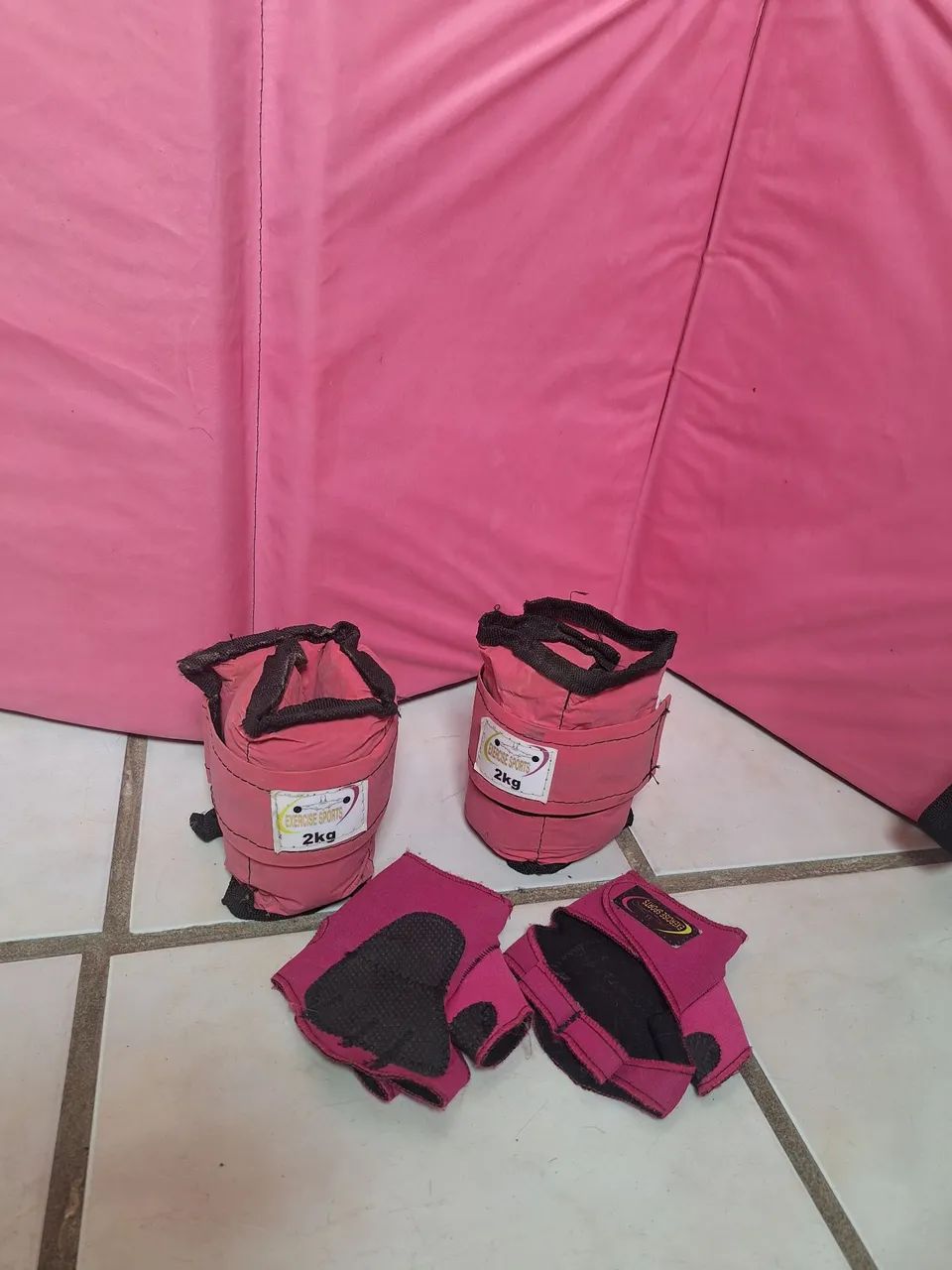 Kit para exercícios caneleira, luvas, colchonete
