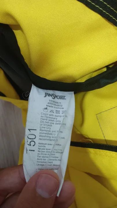 Mochila Jansport amarela - Foto 4