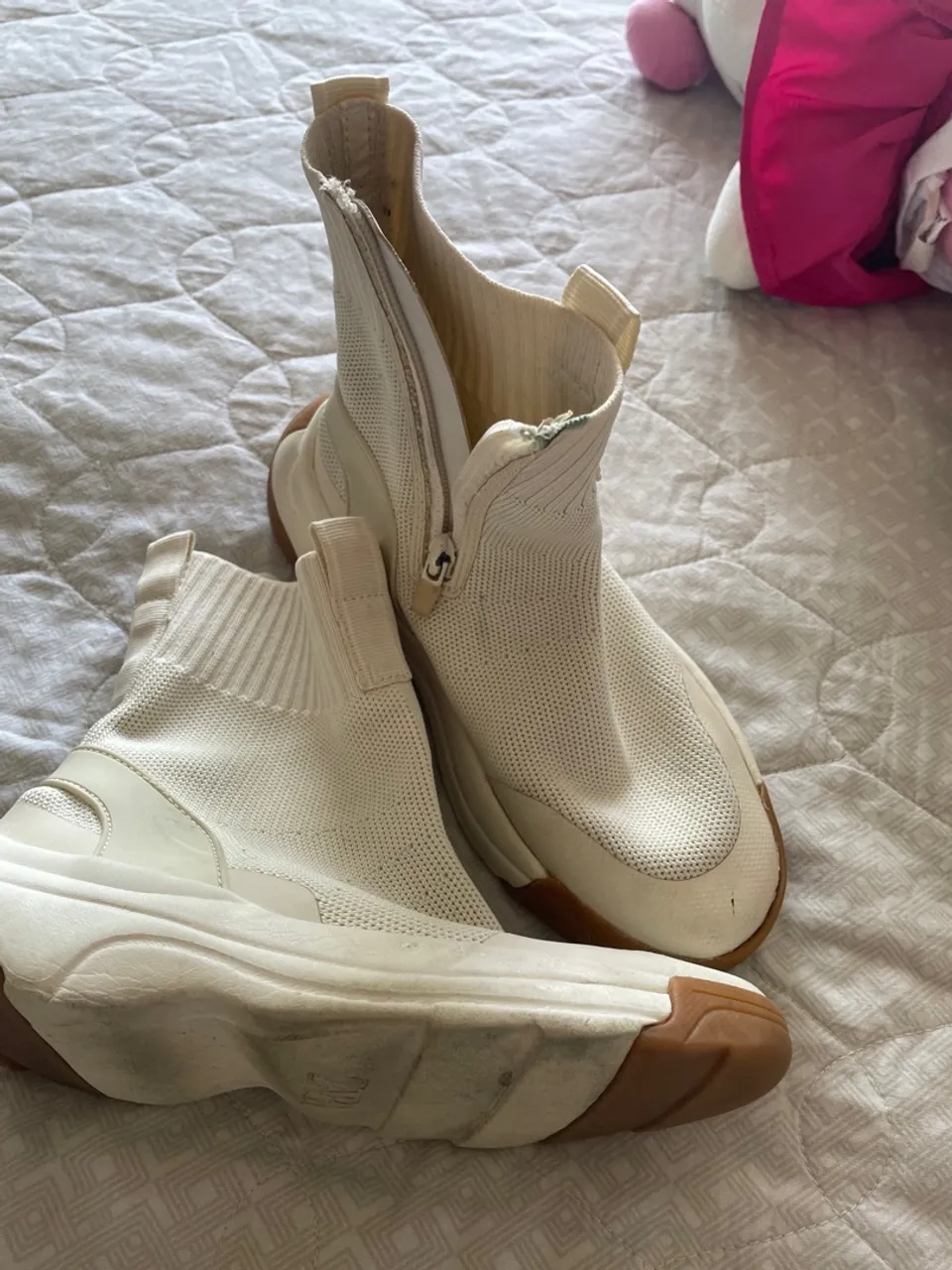 Botas brancas estilosas com solado emborrachado