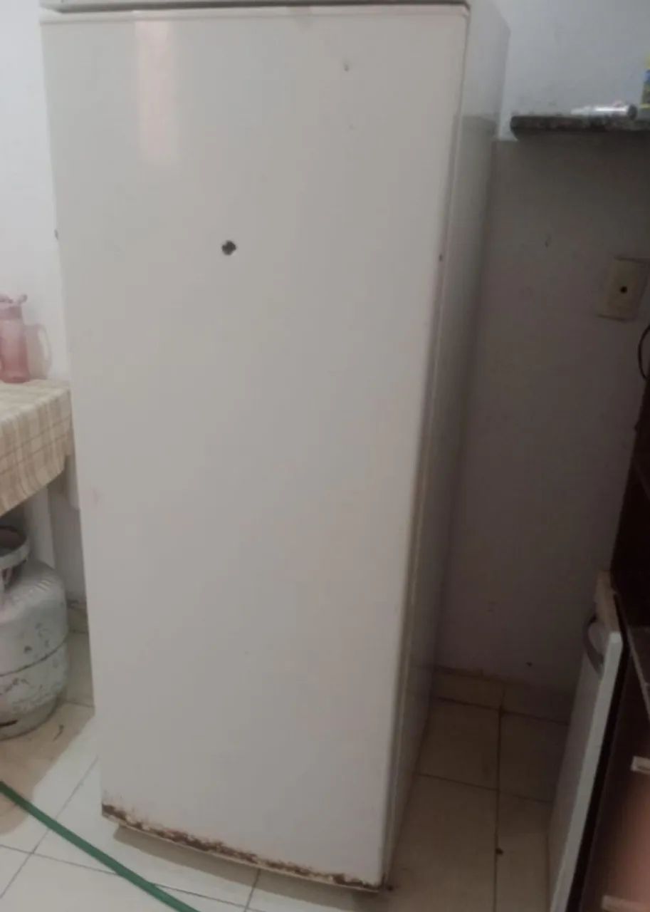 Geladeira usada com algumas marcas de uso porém funcionando perfeitamente 