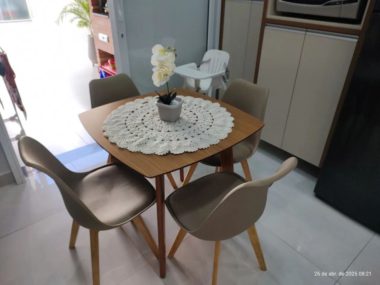 Mesa de Jantar 80x80 com 4 cadeiras almofadadas  - Foto 2