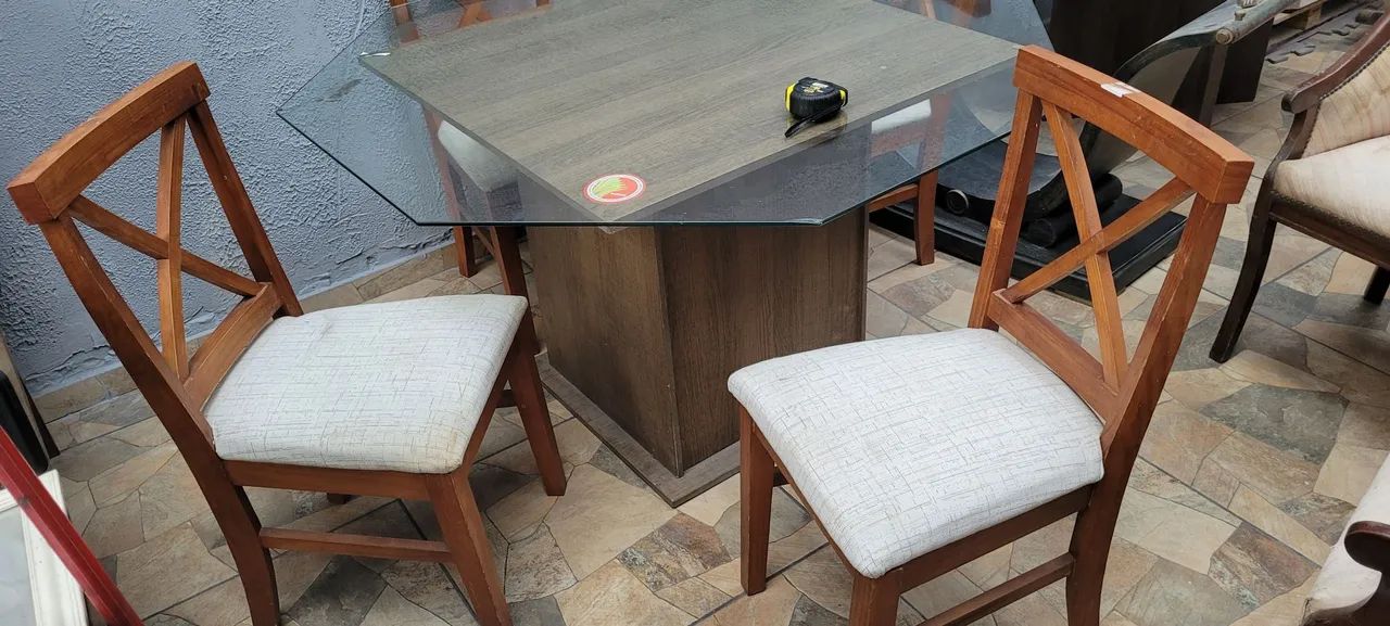 Mesa de Jantar com Tampo de Vidro e 04 cadeiras  - Foto 4