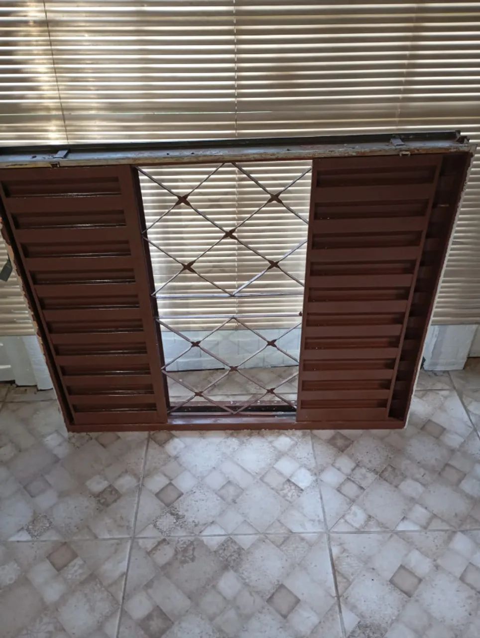 Janela  com Grade usada.Viamão