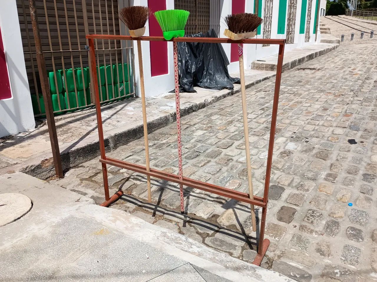 Suporte para vassouras e outros - Foto 2