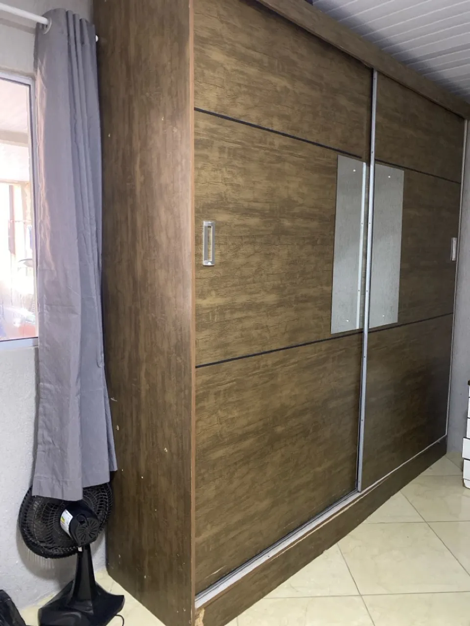 Guarda-roupa com portas de correr em madeira