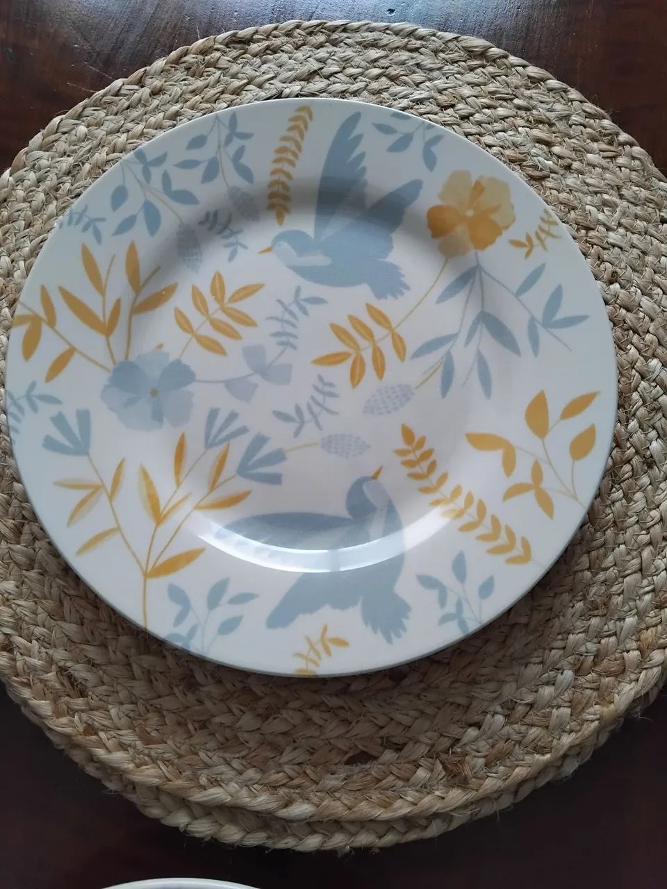 Jogo de pratos com design floral marca biona